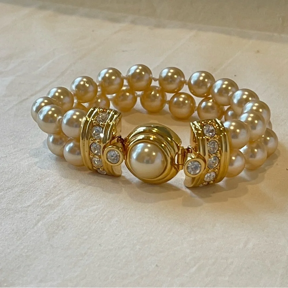 Vintage Kenneth Jay Lane Double Pearl Bracelet with luxe gold & crystal design - Picture 5 of 5
